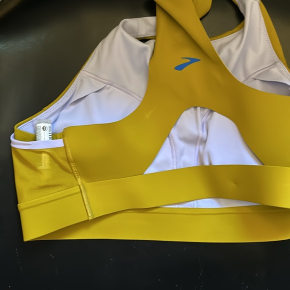 NWOT Brooks Sports Bra 38A/B - Picture 6 of 6